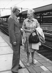 171390 Afbeelding van twee oudere treinreizigers op een perron van het N.S.-station Utrecht C.S. te Utrecht.